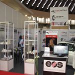 Izlošci 3D printanih funkcionalnih dijelova iz metala i polimera (desno dolje je primjer 3D printanog funkcionalnog prototipa automobilskog sjedišta)